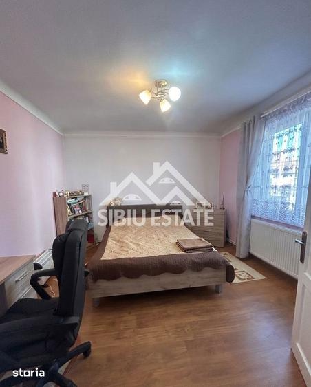 Casă cu 8 camere cu Teren 950 Mp în Calea Poplăcii