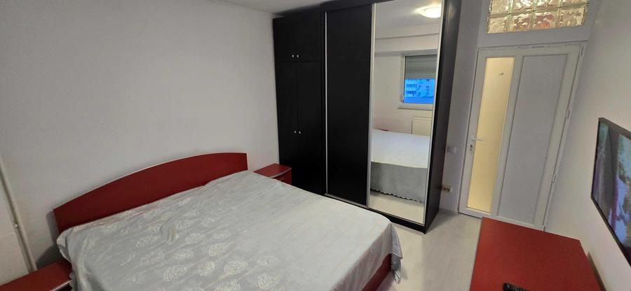 Apartament cu 3 camere semidecomandat în Obor