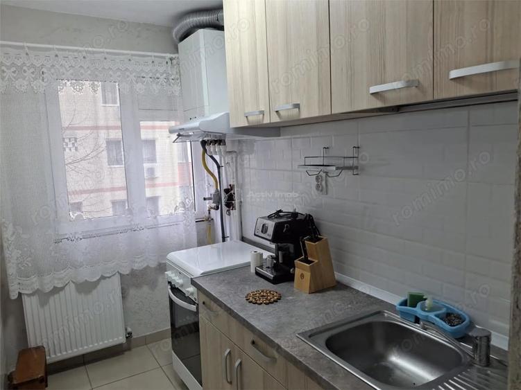 Apartament cu 3 camere semidecomandat în Micro III
