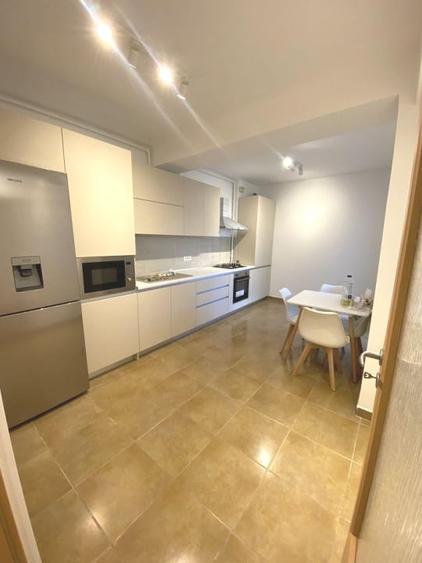 Apartament cu 3 camere semidecomandat, mobilat în Pipera