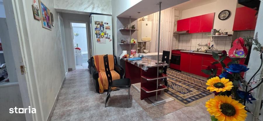 Apartament cu 3 camere decomandat în Republicii