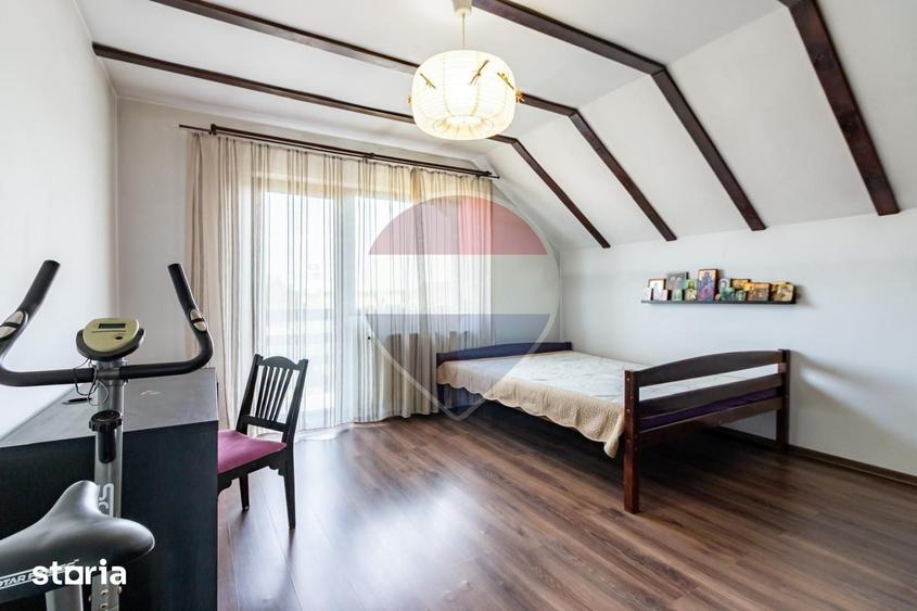 Casă cu 6 camere cu Teren 1600 Mp în Uliești