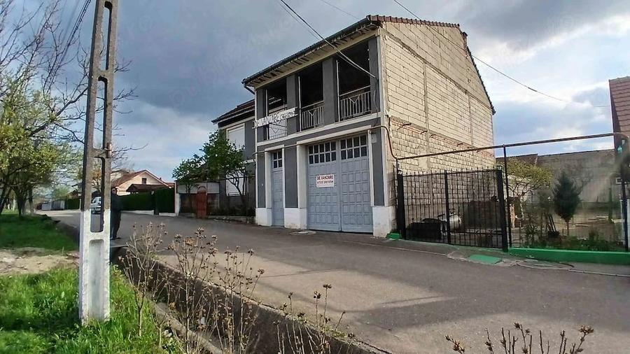 Casă cu 8 camere cu Teren 450 Mp în Central