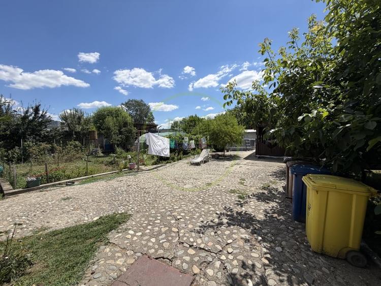 Casă individuală cu 8 camere cu Teren 1787 Mp în Mofleni