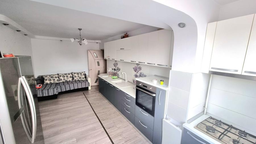 Apartament cu 3 camere decomandat în Sârbi