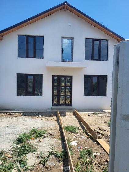 Casă individuală cu 5 camere cu Teren 200 Mp în Lumina