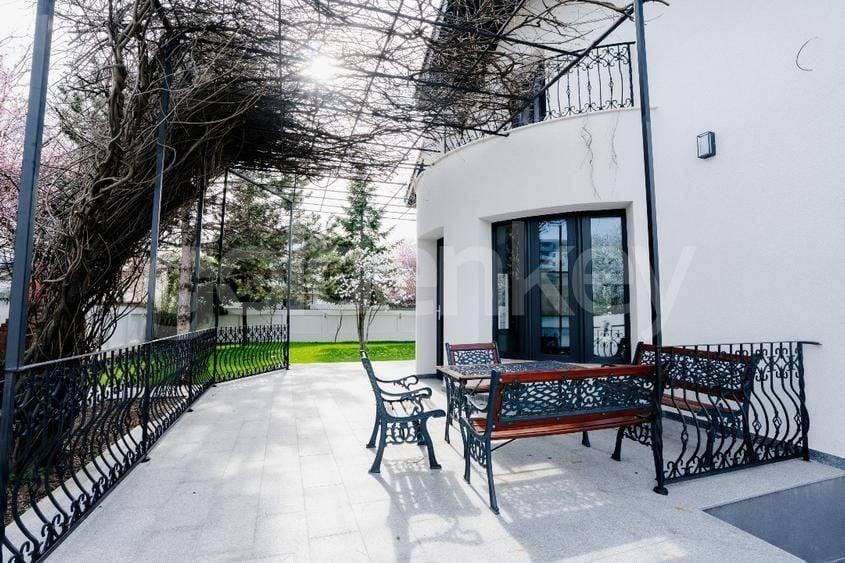 Casă individuală cu 7 camere cu Canalizare în Pipera