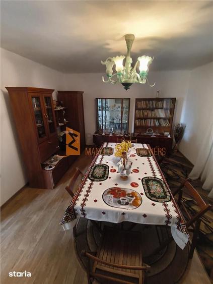 Casă cu 6 camere decomandat cu Teren 1717 Mp în Pârscov