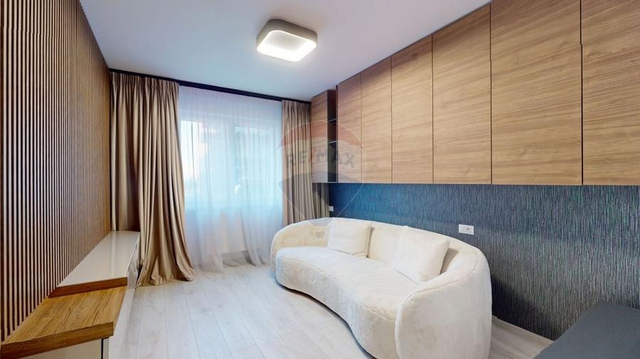 Apartament cu 3 camere decomandat în Tractorul