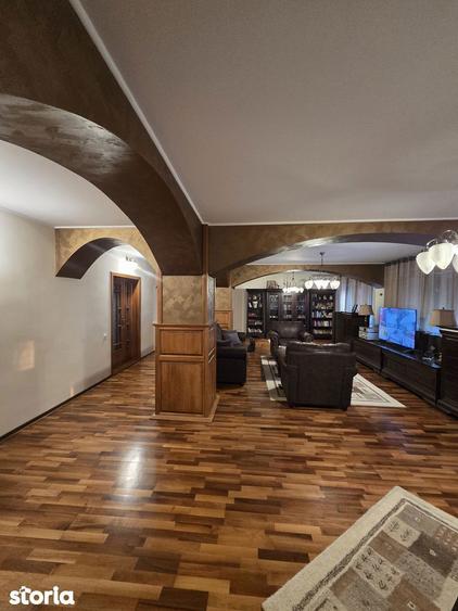 Apartament cu 5 camere decomandat în Buzaului