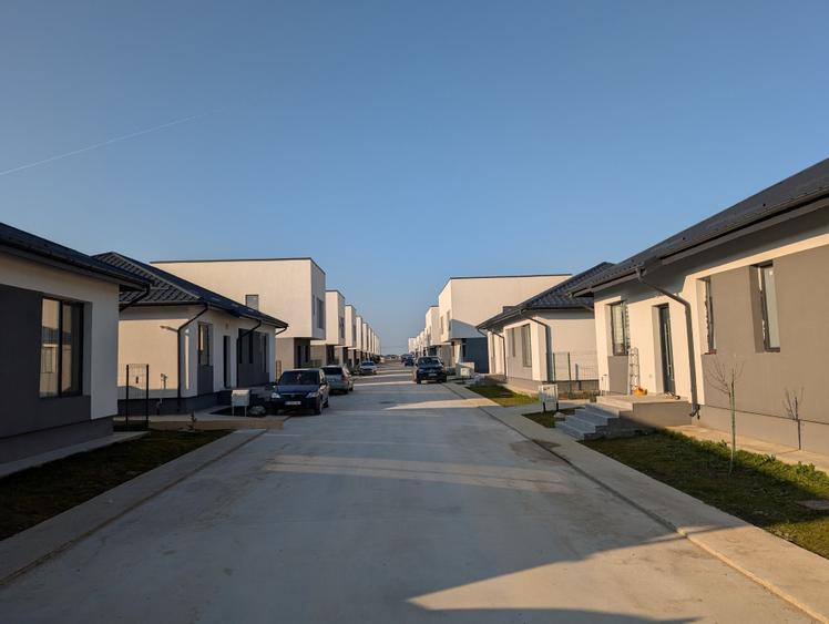 Casă individuală cu 4 camere cu Canalizare în Tunari