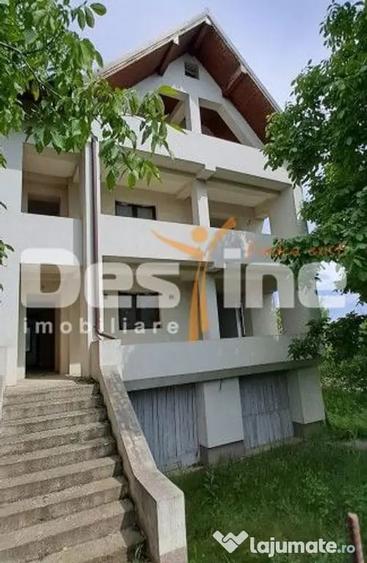 Casă cu 11 camere cu Teren 500 Mp în Valea Lupului