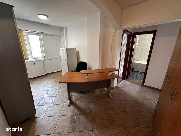 Apartament cu 3 camere semidecomandat, mobilat în Văcăresti