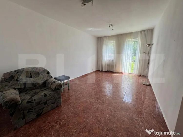 Apartament cu 3 camere semidecomandat în Central