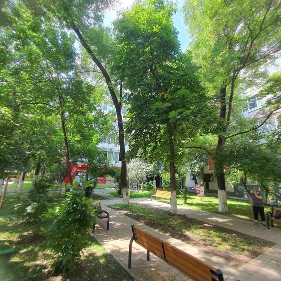 Apartament cu 3 camere semidecomandat în Mihai Bravu
