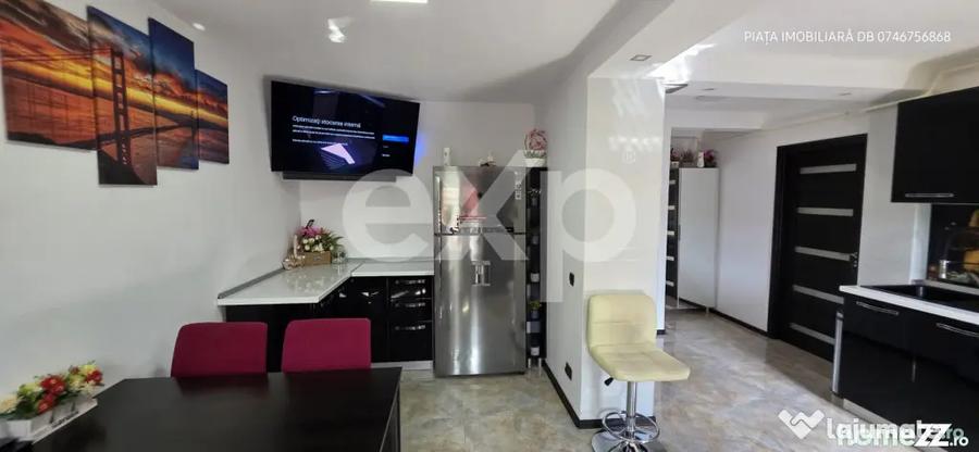 Apartament cu 3 camere semidecomandat, mobilat în Micro 9