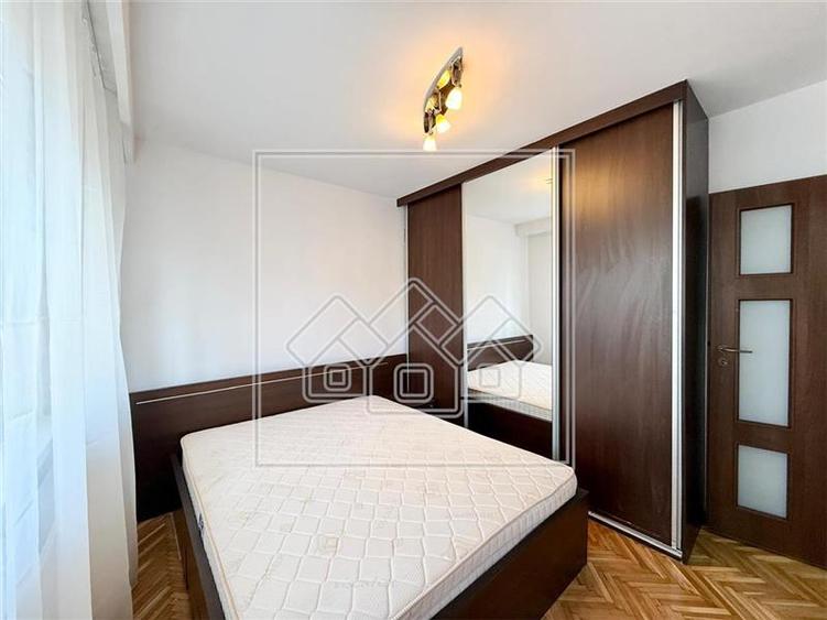 Apartament cu 4 camere decomandat în Valea Aurie
