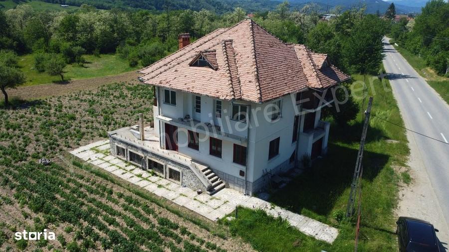 Casă cu 4 camere în Bujoreni