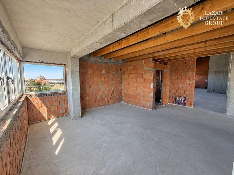 Penthouse cu 4 camere semidecomandat în Banu Mărăcine