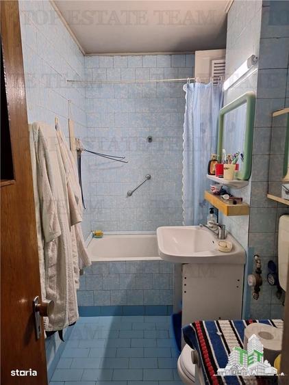 Apartament cu 3 camere semidecomandat în Tei