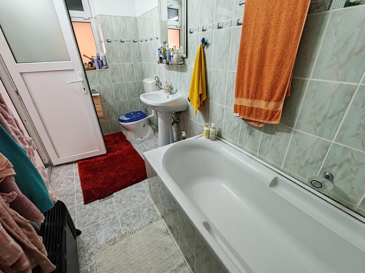 Casă cu 3 camere cu Canalizare în Central