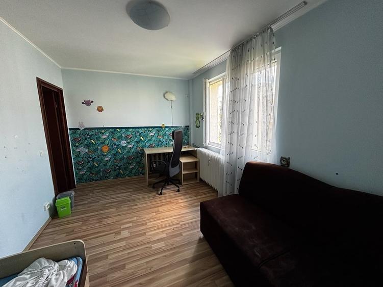 Apartament cu 3 camere semidecomandat în Obor