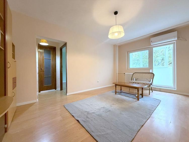 Apartament cu 4 camere semidecomandat, mobilat în Tei