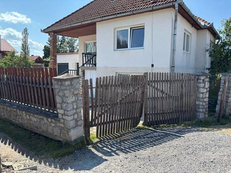 Casă cu 4 camere în Izvoru Mureșului