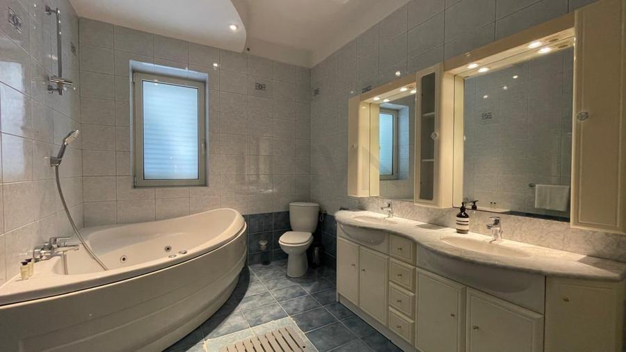 Apartament cu 5 camere semidecomandat, mobilat în Capitale