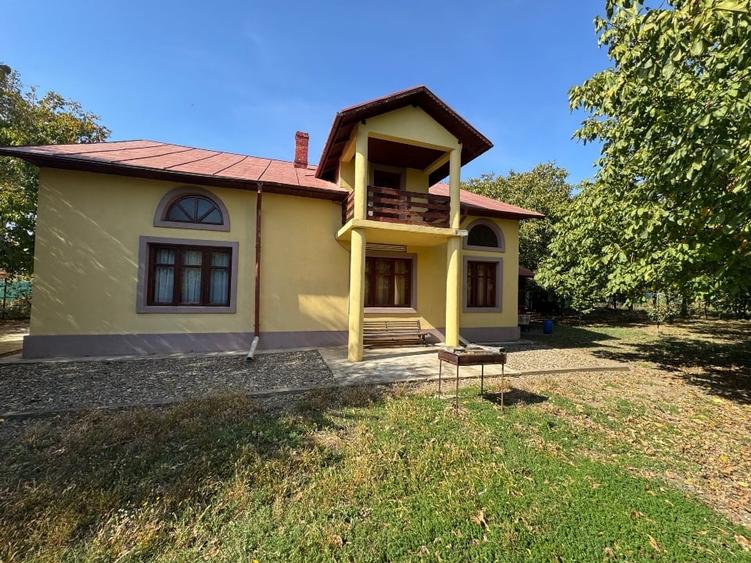 Casă individuală cu 5 camere cu Canalizare în Central
