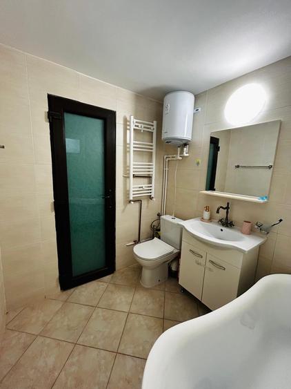 Apartament cu 4 camere semidecomandat, mobilat în Apărătorii Patriei