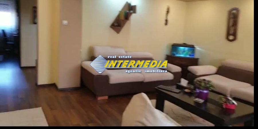 Apartament cu 4 camere decomandat, mobilat în Cetate