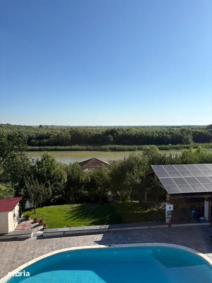 Casă cu 10 camere cu Teren 2000 Mp în Central