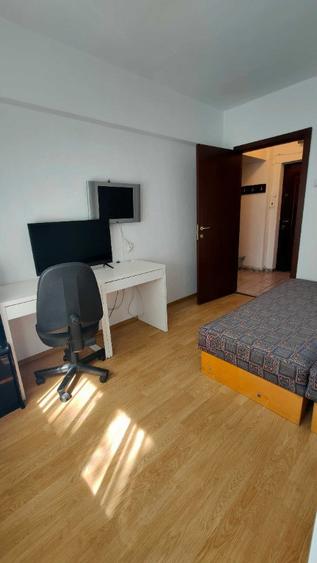 Apartament cu 3 camere semidecomandat în Tineretului
