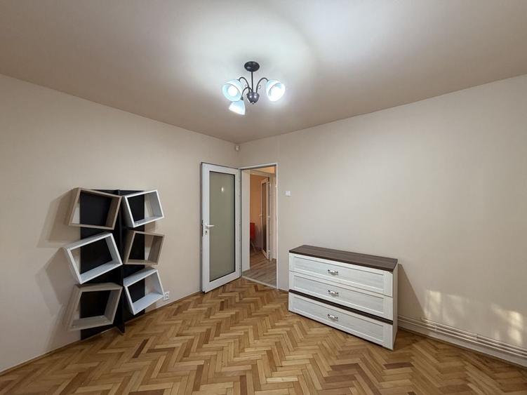 Apartament cu 3 camere semidecomandat în Banu Mărăcine