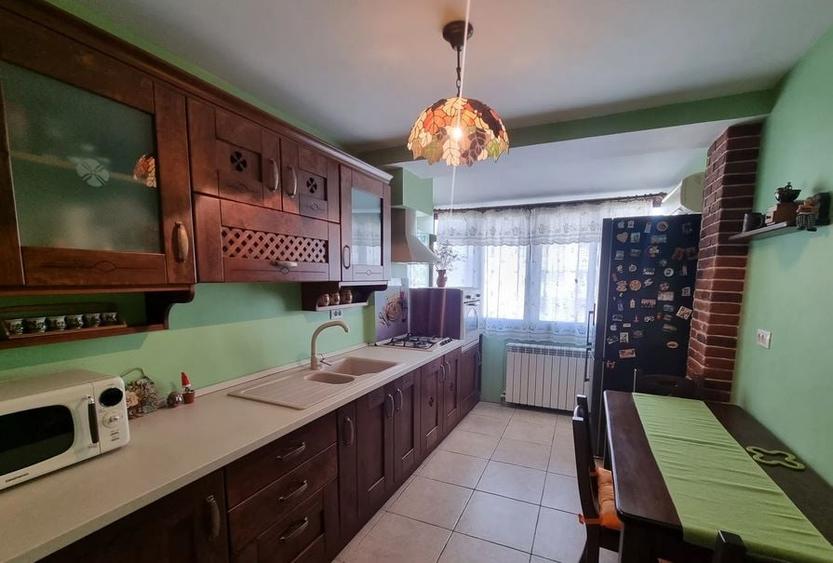 Apartament cu 3 camere semidecomandat în Vatra Luminoasă