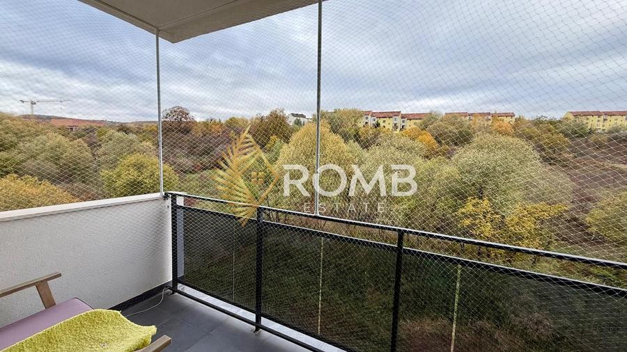 Apartament cu 3 camere semidecomandat, mobilat în Florești