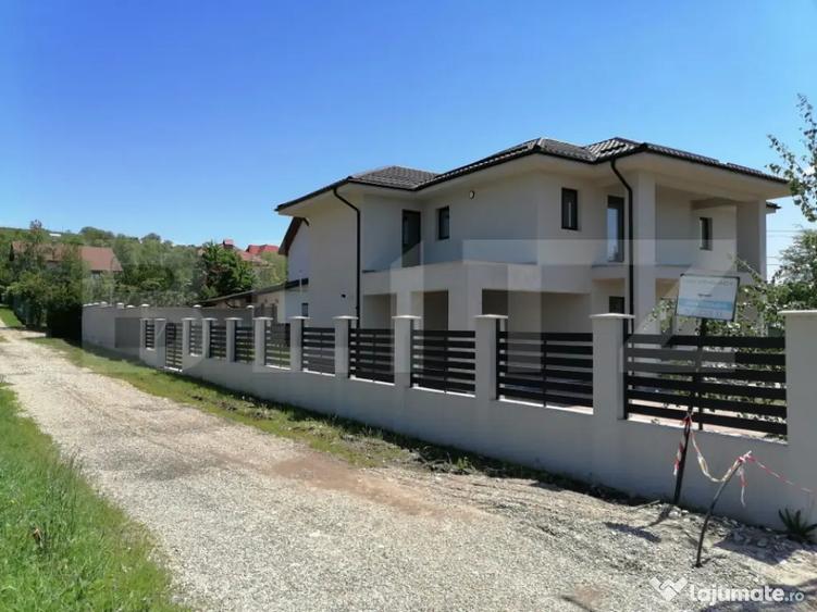 Casă cu 7 camere cu Teren 488 Mp în Valea