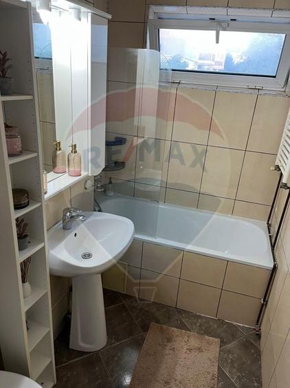 Apartament cu 2 camere semidecomandat, mobilat în Podul de Piatră