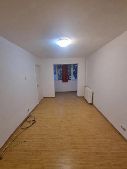 Apartament cu 3 camere semidecomandat în Șagului