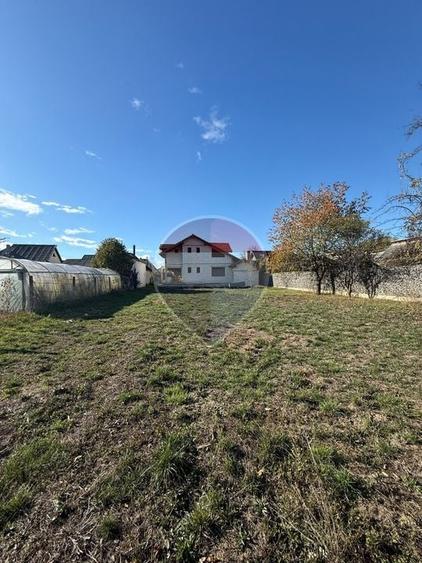 Casă individuală cu 6 camere cu Teren 991 Mp în Central