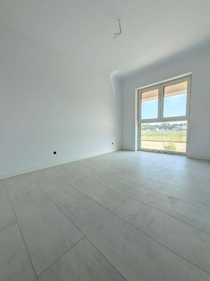 Apartament cu 4 camere semidecomandat în Florești