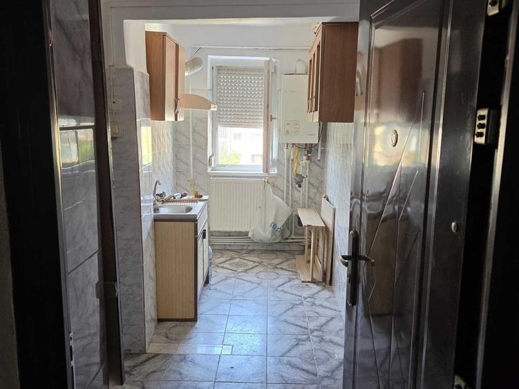 Apartament cu 3 camere semidecomandat în Central