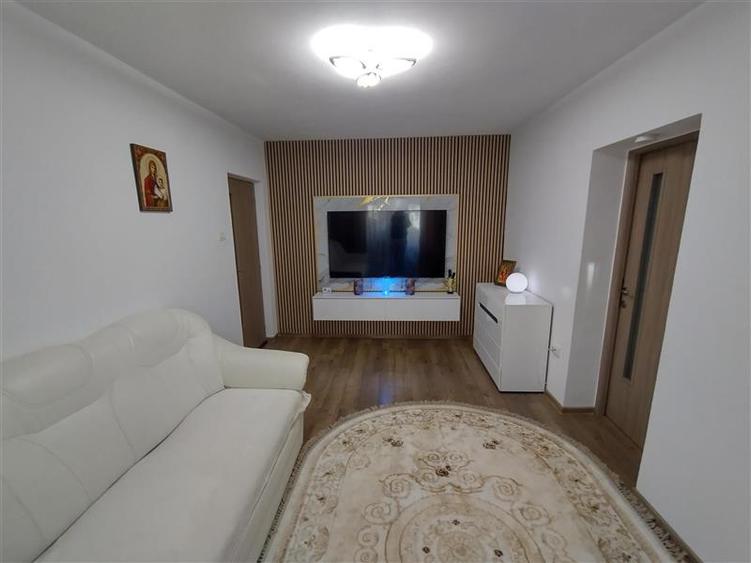 Apartament cu 3 camere semidecomandat în Central