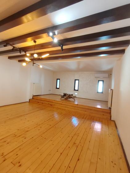 Apartament cu 4 camere semidecomandat în P-ța Victoriei