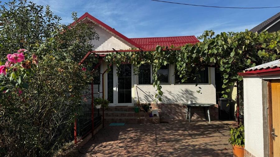 Casă individuală cu 4 camere cu Teren 260 Mp în Est