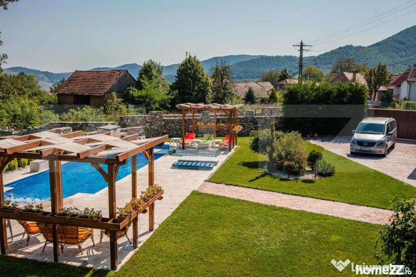 Casă cu 5 camere cu Teren 3000 Mp în Izvoarele (Livezile)