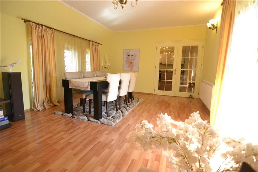 Casă individuală cu 7 camere cu Teren 1723 Mp în Hărman