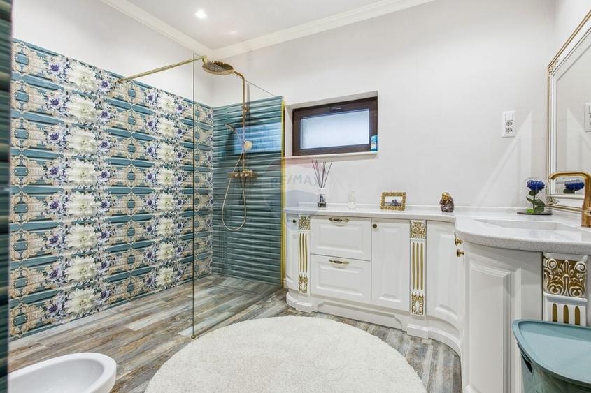 Casă individuală cu 7 camere cu Teren 384 Mp în Hlincea