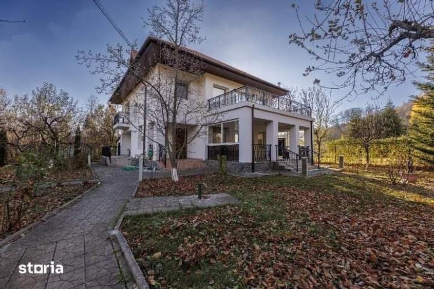 Casă cu 6 camere cu Teren 567 Mp în Central